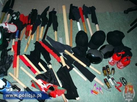 Zobacz, co zabezpieczono po zamieszkach z 11 listopada - Zobacz, co zabezpieczono po zamieszkach z 11 listopada