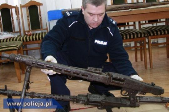 Policja likwiduje arsenał broni - Policja likwiduje arsenał broni