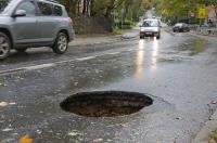Uszkodziłeś auto na zniszczonej drodze? Sprawdź jakie masz prawa