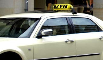 Większe bezpieczeństwo pasażerów w taksówkach zamawianych przez aplikację