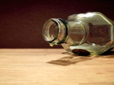 Napisy na butelkach zmniejszą spożywanie alkoholu?