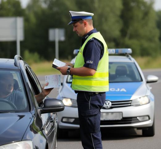 Różnica między okazaniem a przekazaniem dokumentów podczas kontroli policyjnej