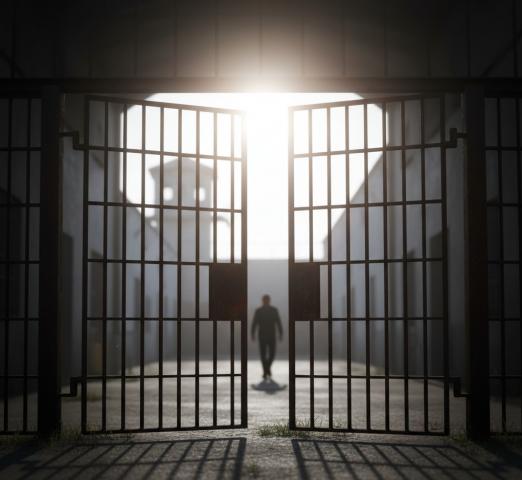 Kiedy możliwa jest przerwa w karze pozbawienia wolności i jak uzyskać przepustki z więzienia