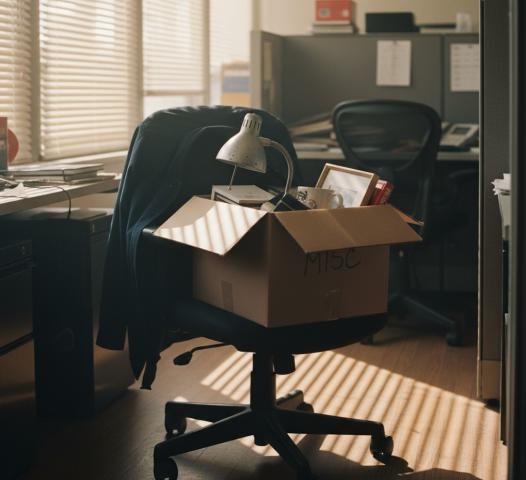 Sprzedaż zużytych środków trwałych pracownikom ? VAT, faktura, przepisy